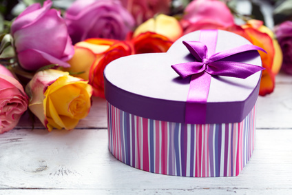 Geschenkbox mit Rosen- Blumenladen und Geschenke am Pasinger Bahnhof